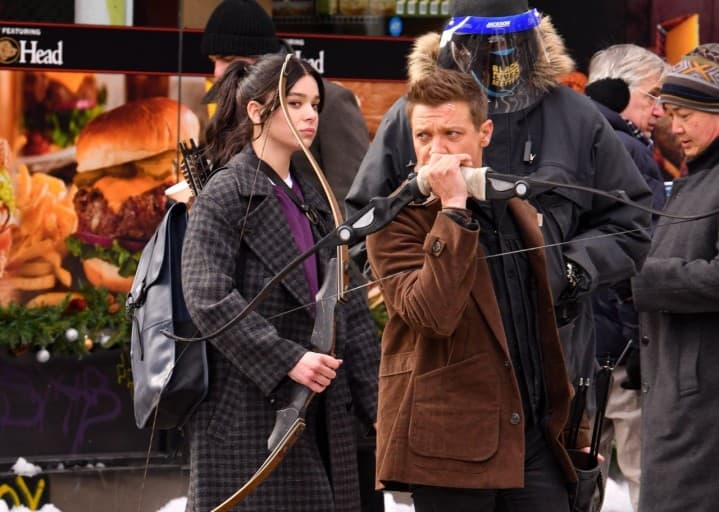 Хейли Стейнфелд “Hawkeye” киноны зураг авалтын газарт харагдав